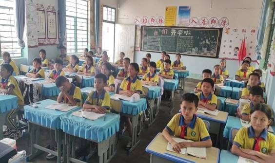 一群小孩坐在桌子前 中度可信度描述已自动生成